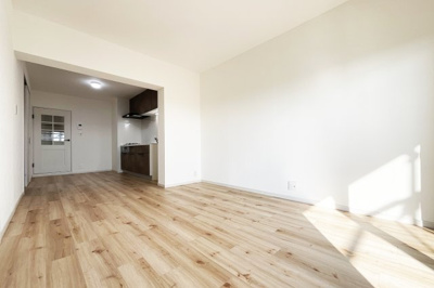 【洋室】 | ハイツ西宇治　7号棟 | 【LDK12帖】壁付けキッチンですのでご家族が集まるリビングをゆったりと使用できます。