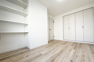 【洋室】 | ハイツ西宇治　7号棟 | 【洋室5.5帖】こちらのお部屋にはクローゼットの他に可動棚が設けられています。可動棚は用途に合わせて調節ができるので高さに合わせた整理ができます。