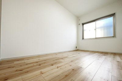 【洋室】 | ハイツ西宇治　7号棟 | 【洋室5.5帖】玄関からすぐのお部屋ですので、来客時の応接室としても便利ですね。