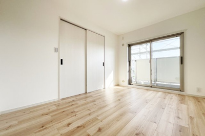 【洋室】 | ハイツ西宇治　7号棟 | 【洋室6帖】こちらのお部屋はクローゼットなどの収納ございませんが、6帖のゆったりとした広さのお部屋です。南西向きのバルコニーに面しているので、しっかりと光が入り明るいお部屋です。