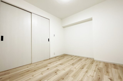 【洋室】 | ハイツ西宇治　7号棟 | 【洋室4.5帖】こちらのお部屋は扉を開放するとキッチンから様子を伺えるので、小さなお子様のお昼寝や遊びスペースとしてもピッタリです。