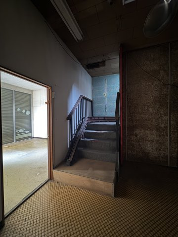 久喜青葉住居付店舗倉庫の内装|1階階段部分　※電動階段リフト残置あり。動作確認はしておりますが、万一作動しない場合はご了承ください。メンテナンスは借主様でお願いいたします。