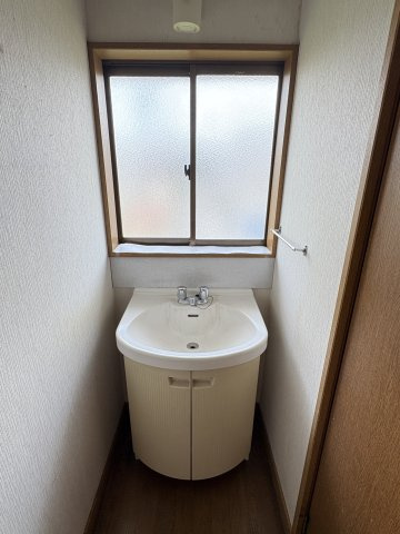 久喜青葉住居付店舗倉庫の洗面所|2F　キッチン横