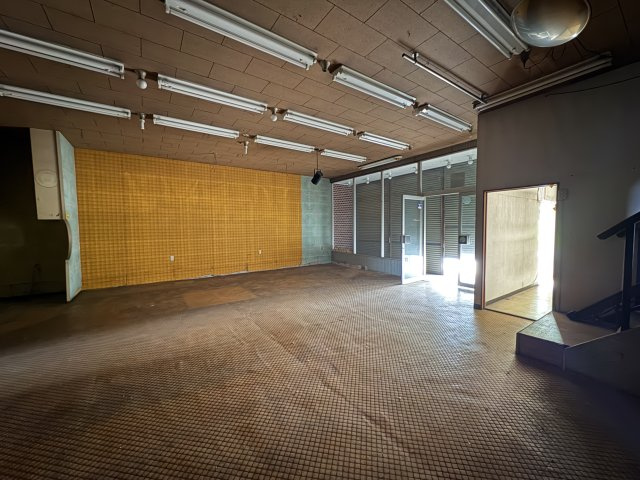 久喜青葉住居付店舗倉庫の玄関|1F