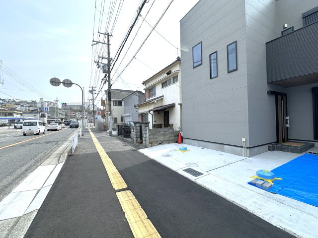 明石市朝霧町2丁目新築戸建の前面道路含む現地写真
