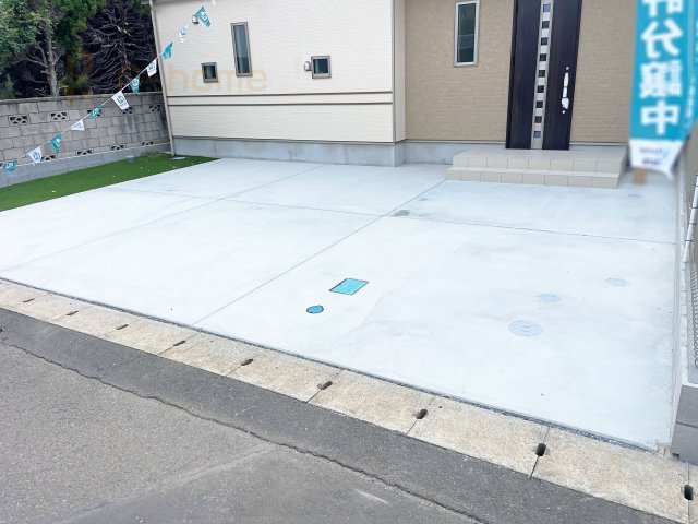 土浦市中高津IV　新築戸建て　B号棟の駐車場|カースペースは3台完備。ゲスト用のスペースも確保できますね♪