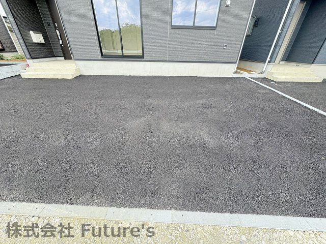 吉川市吉川2丁目　新築戸建　全3棟　2号棟の駐車場|カースペース並列2台分付き
