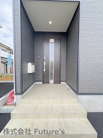 吉川市吉川2丁目　新築戸建　全3棟　2号棟のエントランス|玄関アプローチです