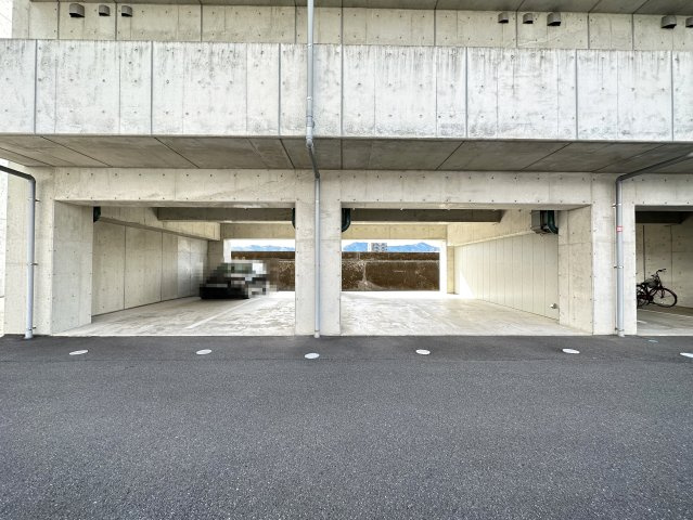Calm.esの駐車場