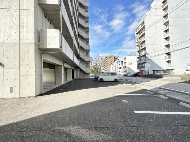 Calm.esの駐車場