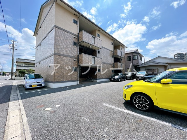 エンペラ柏井の駐車場