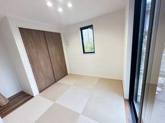 【和室】 | グランファミーロ清見台　新築戸建　木更津駅 | 約4.5帖の畳コーナーは、お子様のプレイルームとしてもぴったりです♪
収納スペースもあるので、おもちゃなどをしまっておくことができます。
窓が大きく陽当たりもよいので、客間としてもお使いいただけます。