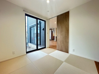 【和室】 | グランファミーロ清見台　新築戸建　木更津駅 | 約4.5帖の畳コーナーは、お子様のプレイルームとしてもぴったりです♪
収納スペースもあるので、おもちゃなどをしまっておくことができます。
窓が大きく陽当たりもよいので、客間としてもお使いいただけます。