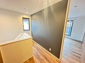 【その他】 | グランファミーロ清見台　新築戸建　木更津駅 | アクセントクロスが家の中の雰囲気をおしゃれに演出♪
ところどころに配色を利かせ、ひときわ違った趣を醸し出しています。