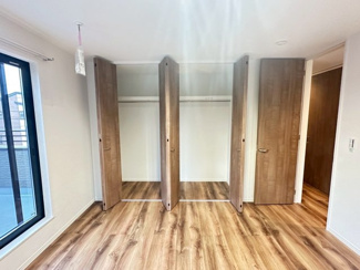 【洋室】 | グランファミーロ清見台　新築戸建　木更津駅 | 約8帖の主寝室。大容量のクローゼットを設け、暮らし心地にこだわりました。
バルコニーに行き来することが出来ます。
