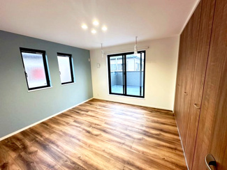 【洋室】 | グランファミーロ清見台　新築戸建　木更津駅 | 淡いグリーンのアクセントクロスがおしゃれな空間を演出しています♪
