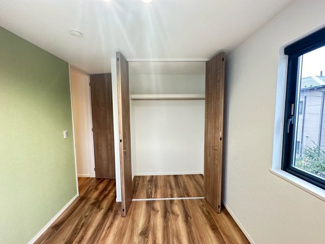 【洋室】 | グランファミーロ清見台　新築戸建　木更津駅 | 約5帖の洋室。
フローリングのお部屋は、お子様のお部屋としてもぴったりです。
しっかり収納スペースも設けられ、陽当たりも良好です♪
淡いグリーンのアクセントクロスがお部屋を優しい雰囲気に演出します。