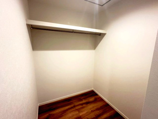 【収納】 | グランファミーロ清見台　新築戸建　木更津駅 | 約5帖のお部屋にはウォークインクローゼット完備しました。
お洋服が好きなかたにはたいへん喜ばれます♪
使い方は様々で、趣味の道具を保管したり、家族のシーズンオフの物をしまっておくのに便利です。