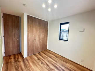 【洋室】 | グランファミーロ清見台　新築戸建　木更津駅 | 各居室に収納スペースあります。
