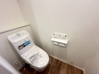 【トイレ】 | グランファミーロ清見台　新築戸建　木更津駅 | ２階トイレ。
温水洗浄便座。