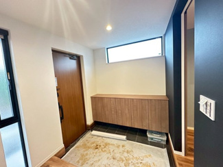 【玄関】 | グランファミーロ清見台　新築戸建　木更津駅 | 大容量のシューズボックスは、増えていくご家族の靴をスッキリ収納します。
下段にもスペースがありますので、趣味の道具やお庭の道具を一時保管しておくこともできます。