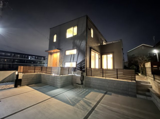 【外観】 | グランファミーロ清見台　新築戸建　木更津駅 | 蓄電池に備えた電力で点灯しています！！
早く帰りたくなる明るい我が家♪