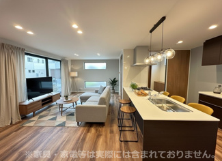 【居間・リビング】 | グランファミーロ清見台　新築戸建　木更津駅 | イメージが沸きやすいように家具を設置してみました♪約19帖のリビングは、大型テレビとソファを置いても余裕のある広さが魅力です！採光の取れた明るい空間。
【※家具・家電等は実際には含まれておりません。】