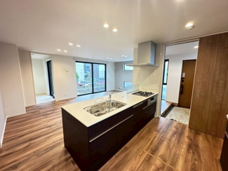 【キッチン】 | グランファミーロ清見台　新築戸建　木更津駅 | 対面式のキッチン♪スペースも充分な広さがあり、家族でキッチンに立っても余裕があります。
玄関からの動線にも優れ、重たい荷物を持っていてもそのままキッチンに直行できます！