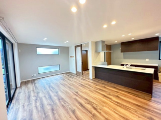 【居間・リビング】 | グランファミーロ清見台　新築戸建　木更津駅 | キッチンの後ろにはカップボードが完備され、調理器具や備蓄品をストックしておくのに重宝します。