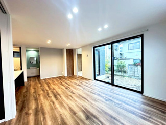 【居間・リビング】 | グランファミーロ清見台　新築戸建　木更津駅 | 約19帖の広々とした開放的なリビング！
大開口の窓からは明るい日差しがたっぷり届きます♪
掃除道具などをしまっておける収納スペースも完備し、いつもすっきりと片付いたリビングを保っておくことができます。