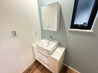 【独立洗面台】 | グランファミーロ清見台　新築戸建　木更津駅 | シンプルだけどスタイリッシュな洗面台。
鏡の後ろには収納スペースがあり、散らかりがちな洗面台周りがすっきり片付きます。