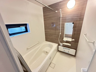 【浴室】 | グランファミーロ清見台　新築戸建　木更津駅 | 一坪タイプのゆったりとした浴室。一日の疲れを癒してください。
浴室暖房乾燥機付きで、あらかじめ浴室を暖めておけば、真冬のヒートショックなどを防ぐことがきでます。雨の日の洗濯物を乾かすのにも助かります！
