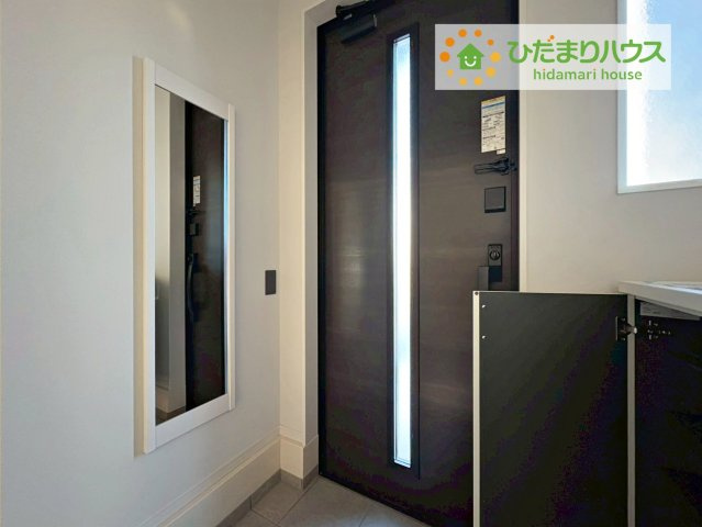 ひたちなか市中根12期　新築戸建の玄関|靴で溢れかえっていた玄関も、大きなシューズボックスと、玄関横のクロークでスッキリ解決！玄関は「その家の顔」とお考えの方にオススメの広さです。