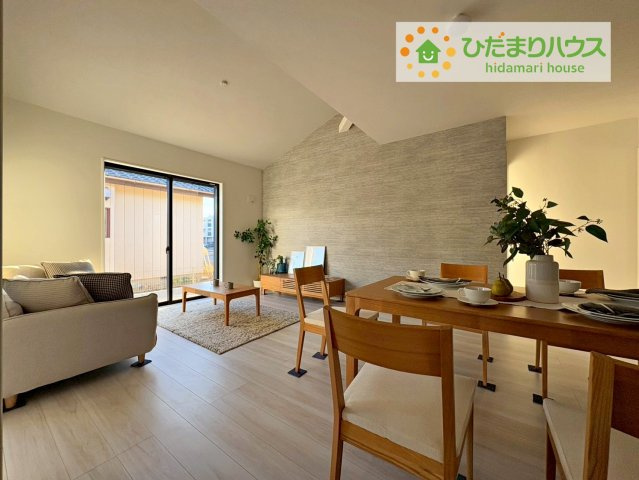 ひたちなか市中根12期　新築戸建の居間・リビング|リビングの窓からはあたたかな日差しが差し込みます(*'▽')