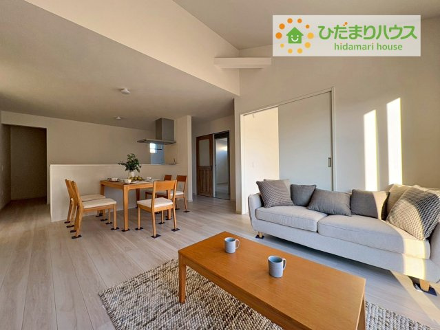 ひたちなか市中根12期　新築戸建の居間・リビング|リビング・ダイニングは嬉しい二面採光・窓辺からの日差しがあたたかなリビングを演出します( *´艸｀)