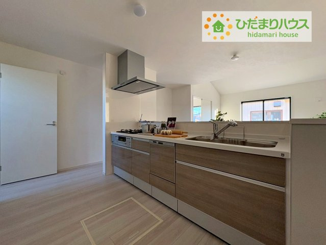 ひたちなか市中根12期　新築戸建の前面道路含む現地写真