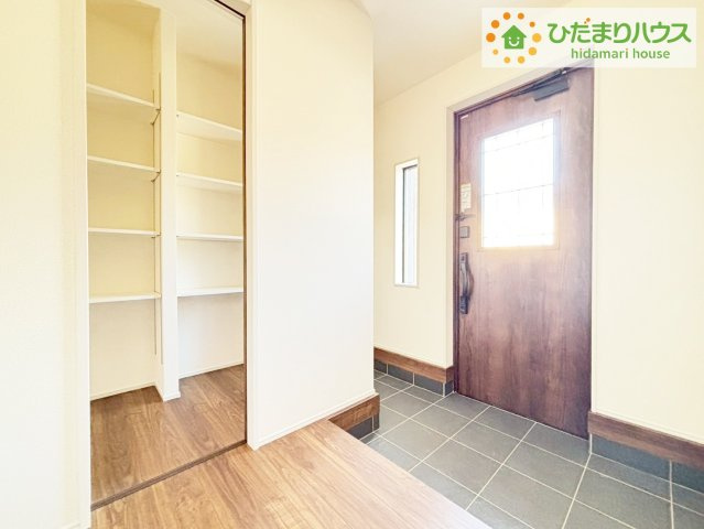 ひたちなか東石川第13　新築戸建　5号棟の玄関|天井までの高さがあるタップリ玄関収納、姿見・小引き出し付きなのも便利
