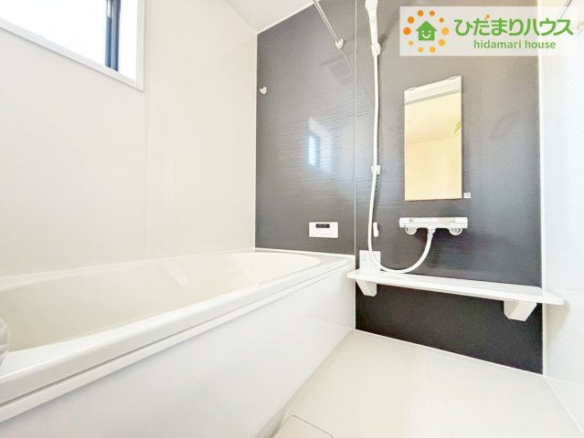 ひたちなか東石川第13　新築戸建　5号棟の浴室|"シックな色のアクセントパネルを使用し高級感を演出♪
浴室暖房乾燥機付きで、雨の日でも洗濯物に困りません！"