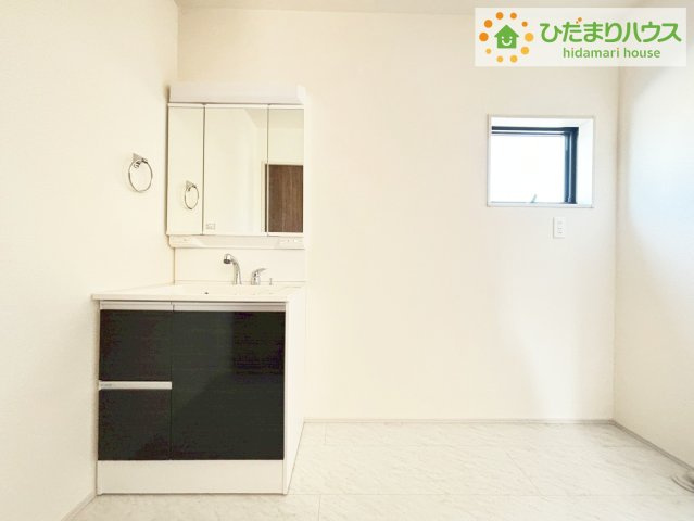 ひたちなか東石川第13　新築戸建　5号棟の独立洗面台|三面鏡の大きな鏡は憧れます(^^♪ 鏡の後ろは収納となっていて、細かいものでも収納できるのでスッキリと整理できます！