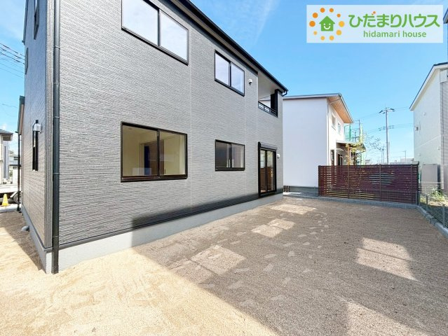 ひたちなか東石川第13　新築戸建　5号棟の庭|ウッドデッキを置いてお子様と遊びながら、BBQしたりなんて夢が現実に！！(⌒∇⌒)