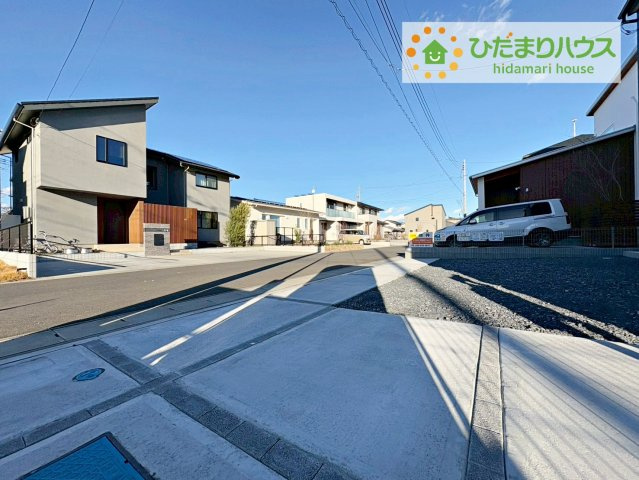 ひたちなか東石川第13　新築戸建　5号棟の前面道路含む現地写真|カースペース３台ＯＫ！来客用にもスペースを確保できて安心ですね(^^)/