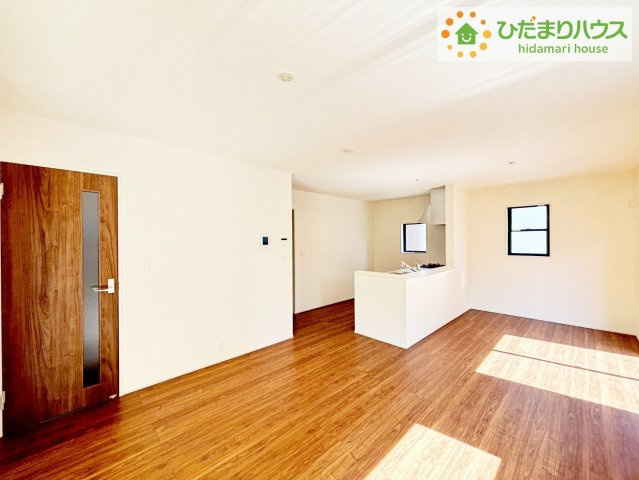 ひたちなか東石川第13　新築戸建　5号棟の居間・リビング|自然と家族が集う、気持ちのいいリビング。二面採光となっており、いつでも気持ちのよい日差しが降り注ぎます。