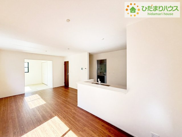 ひたちなか東石川第13　新築戸建　5号棟の居間・リビング|大きな窓から差し込む光でいっぱいのリビング　休日もつい家にいる時間が長くなりそうです