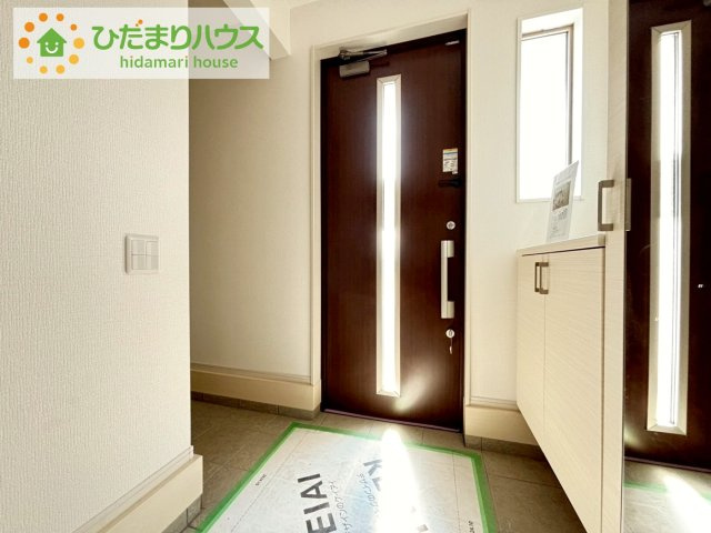 ひたちなか市稲田4期　新築戸建　1号棟の玄関|靴で溢れかえっていた玄関も、大きなシューズボックスと、玄関横のクロークでスッキリ解決！玄関は「その家の顔」とお考えの方にオススメの広さです。