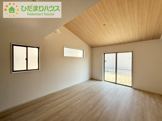 ひたちなか市稲田4期　新築戸建　1号棟の居間・リビング|南に面した大きな窓から差し込む光で日中は電気いらず♪