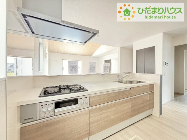 ひたちなか市稲田4期　新築戸建　1号棟のキッチン|コンロは嬉しい3口コンロ！シンクはつなぎ目なしでお掃除も簡単です♪