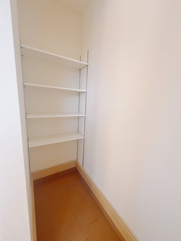 【新築戸建】第3前橋青柳の玄関|靴だけでなく椅子をおいてみると一味違うお洒落な雰囲気になります。「今日はどんな靴を履こうかな♪」「ちょっと一休み♪」そんなちょっぴり落ち着く場所にもなります♪