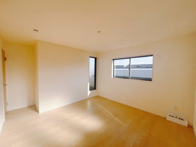 【新築戸建】第3前橋青柳の洋室|「今日も一日お疲れ様」とご夫婦でゆったりくつろげる寝室。毎日の家事やお仕事に疲れた日はフカフカのベットで癒されてください。テレビや本棚をおいても快適な広さなのが自慢のお部屋です♪