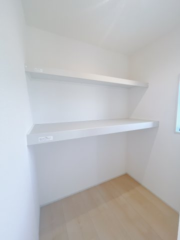 【新築戸建】第3前橋青柳の収納|日焼けさせたくない本を置いて書斎にしてもいいですし、オーディオ器具を揃えて音楽鑑賞をする部屋にしてもいいですね♪