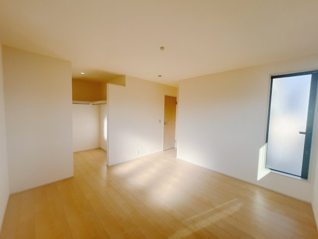 【新築戸建】第3前橋青柳の洋室|ダブルベッドを置いても充分な広さを2Ｆのお部屋に設けております。お子様と家族みんなで寝るのも夢じゃありません♪窓からは光が差し込むので日中でも明るいお部屋です。